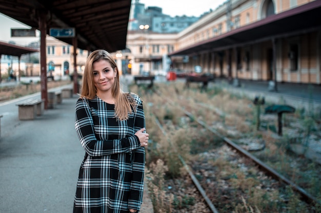 Retrato, de, um, bonito, menina jovem, ligado, a, estação de comboios