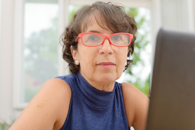 Retrato, de, um, bonito, mulher madura, com, vermelho, óculos