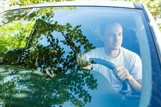 Retrato, de, um, bonito, sujeito, dirigindo seu carro