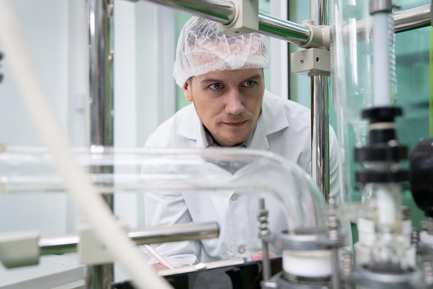 Retrato de um boticário cientista extraindo óleo de cannabis em laboratório