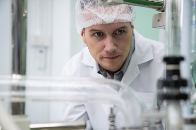 Retrato de um boticário cientista extraindo óleo de cannabis em laboratório