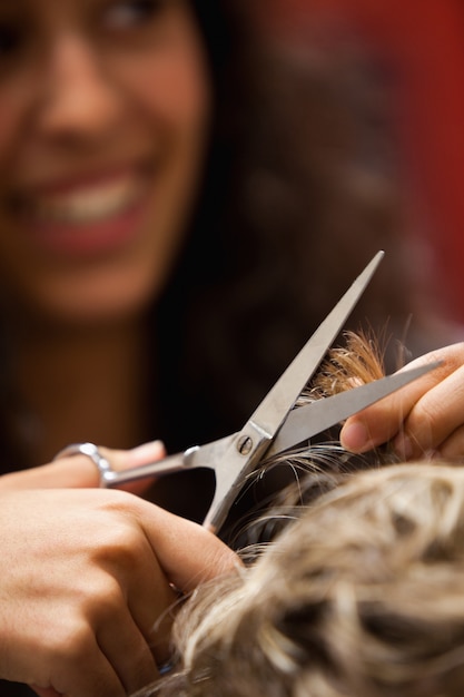 Foto retrato de um cabeleireiro cortando cabelo
