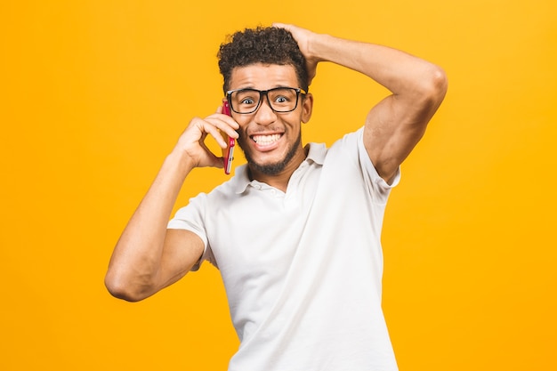 Foto retrato de um cara afro-americano alegre falando no celular