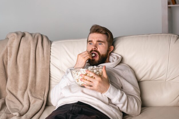 Retrato de um cara assistindo séries de tv online, cinema online e conceito de serviço de streaming de vídeo