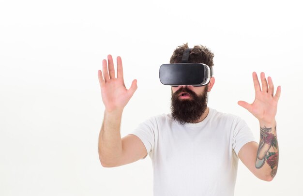 Retrato de um cara espantado usando um fone de ouvido de realidade virtual isolado no fundo branco Uma pessoa de óculos virtuais voa no espaço da sala VR realidade