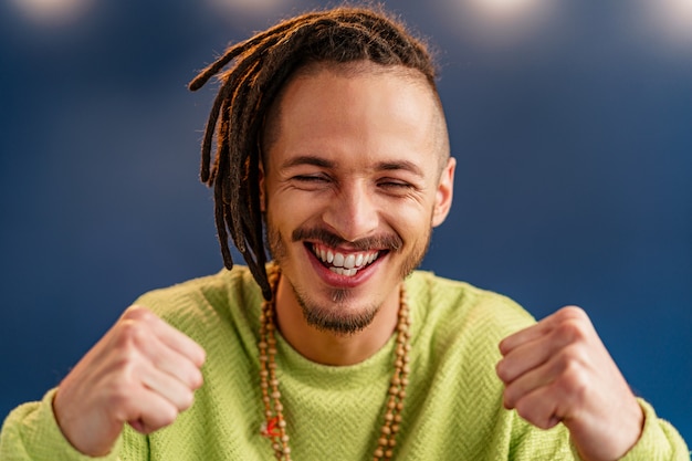 Foto retrato de um cara feliz e positivo com dreadlocks