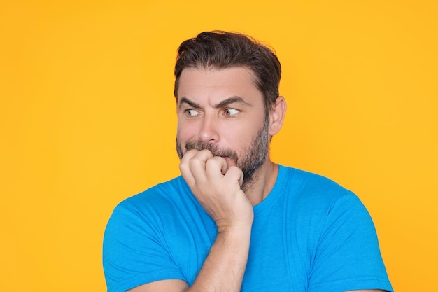 Retrato de um cara pensativo fazendo uma escolha de um homem bonito pensando em um homem de fundo de estúdio isolado