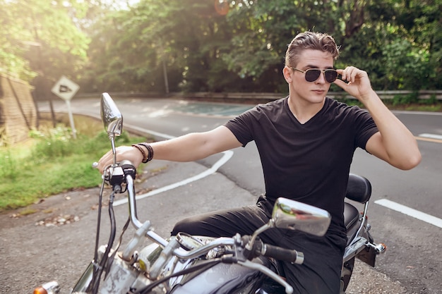 Retrato de um cara sentado em uma motocicleta