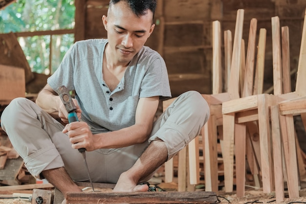 Retrato de um carpinteiro em seu espaço de trabalho