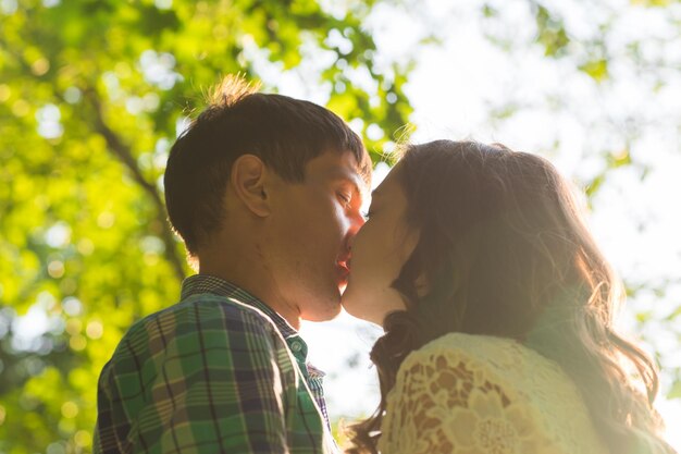 Foto retrato de um casal a beijar-se ao ar livre