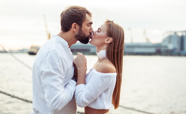 Retrato de um casal apaixonado no mar, um homem e uma mulher a beijar-se.