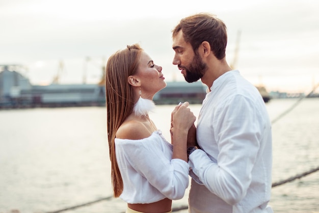 Retrato de um casal apaixonado no mar, um homem e uma mulher a beijar-se.