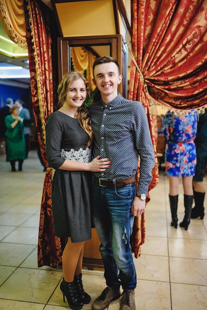 Retrato de um casal apaixonado se abraçando. Feliz homem elegante e mulher de férias no restaurante.