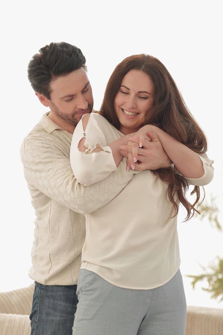Foto retrato de um casal apaixonado sentado perto da janelao conceito do relacionamento