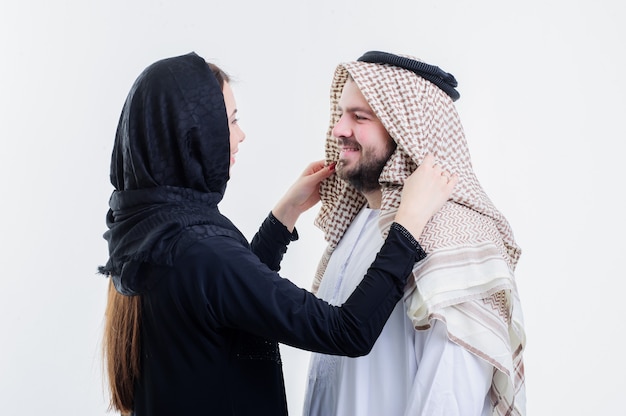 Retrato de um casal árabe atraente, vestido de maneira do Oriente Médio.