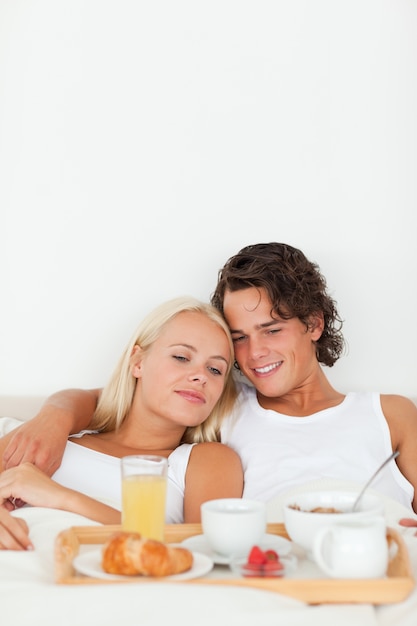 Retrato de um casal bonito que toma café da manhã