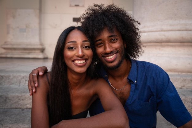 Retrato de um casal da África Oriental, amantes sorridentes se abraçam