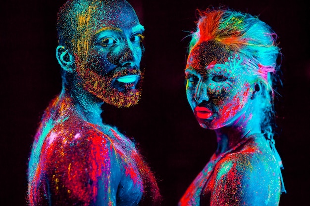 Retrato de um casal de amantes pintado em pó fluorescente