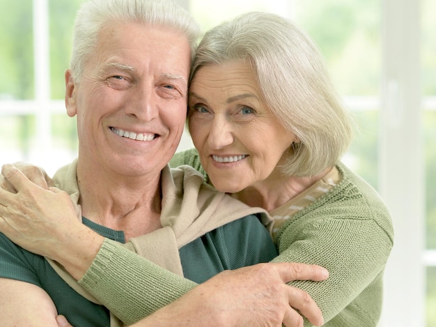 Retrato de um casal de idosos feliz abraçando