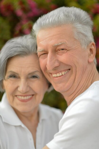 Retrato de um casal de idosos feliz abraçando