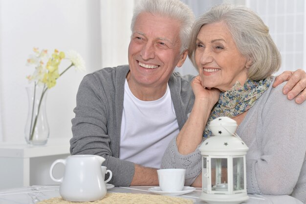 Retrato de um casal de idosos feliz bebendo chá