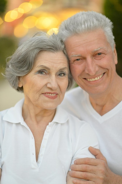 Retrato de um casal de idosos felizes se abraçando