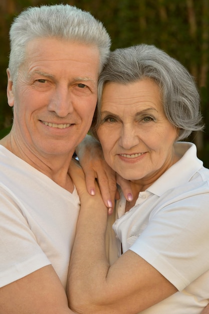 Foto retrato de um casal de idosos felizes se abraçando
