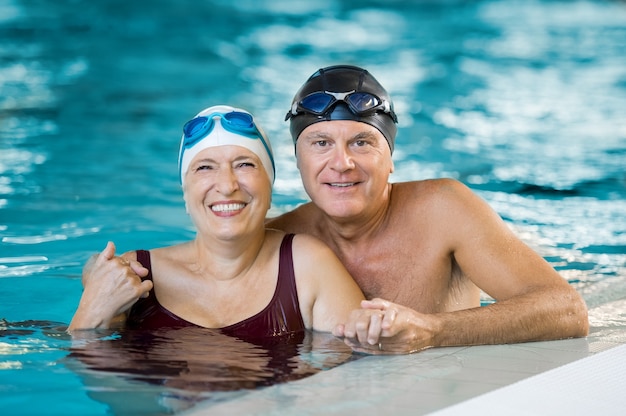 Retrato de um casal de idosos tomando banho na piscina