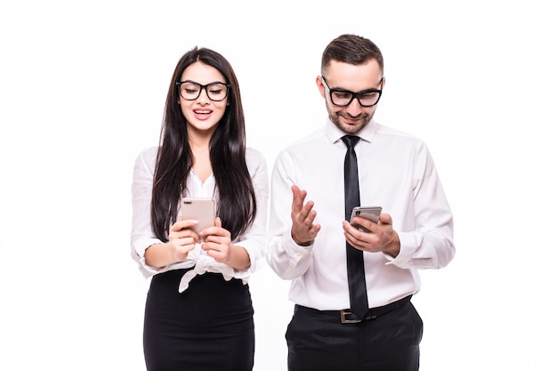 Retrato de um casal de negócios sorridente, segurando telefones celulares e falando isolado sobre fundo branco