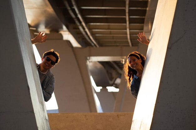 Foto retrato de um casal de pé debaixo de uma ponte