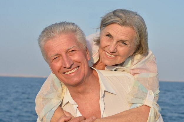 Retrato de um casal de velhos divertidos e felizes de férias