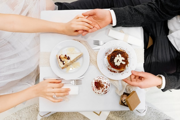 Retrato de um casal desfrutando da companhia um do outro em um jantar romântico