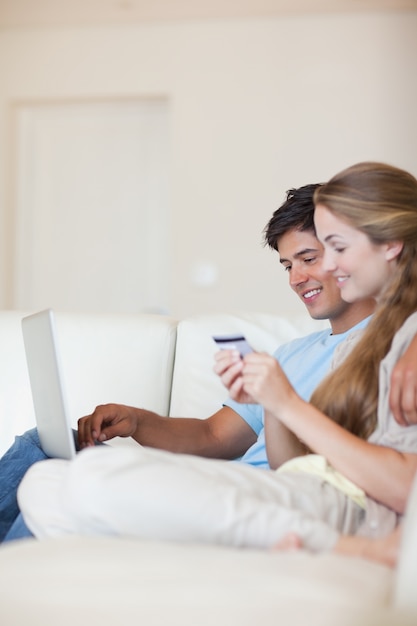 Retrato de um casal fazendo compras on-line