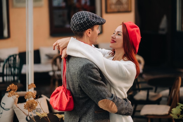 Retrato de um casal feliz abraçando na rua em uma cidade de outono Casal retrô estiloso no outono na cidade