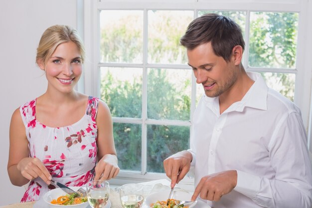 Retrato de um casal feliz com comida