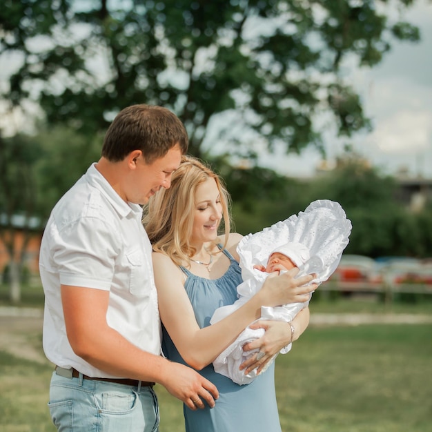 Retrato de um casal feliz com seu bebê recém-nascido. o conceito de felicidade familiar