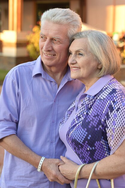 Retrato de um casal feliz de férias