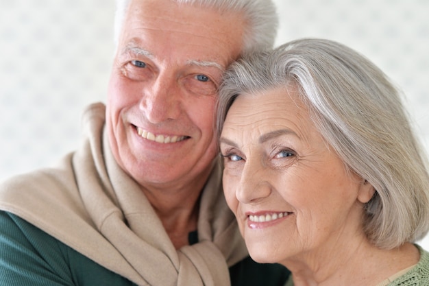 Retrato de um casal feliz de idosos em casa