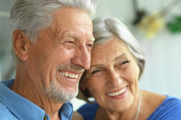 Retrato de um casal feliz de idosos em casa