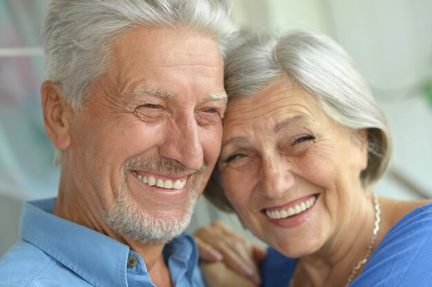 Retrato de um casal feliz de idosos em casa