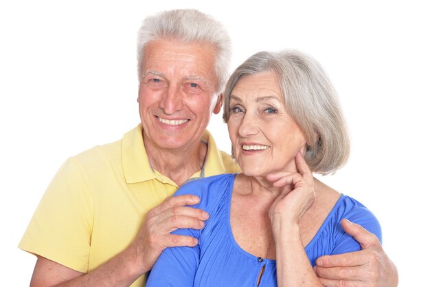 Retrato de um casal feliz de idosos em fundo branco