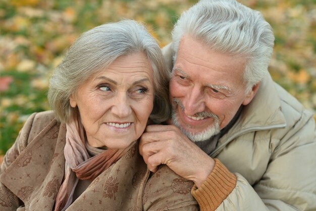 Retrato de um casal feliz de idosos no parque outono