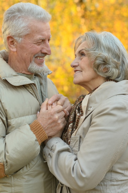 Foto retrato de um casal feliz de idosos no parque outono