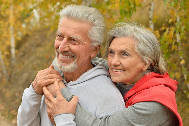 Retrato de um casal feliz de idosos no parque outono