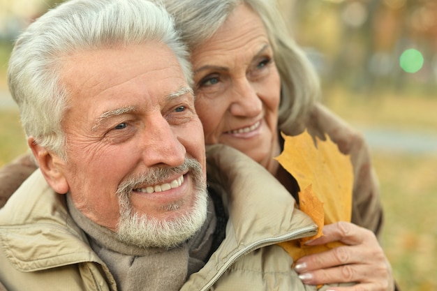 Retrato de um casal feliz de idosos no parque outono