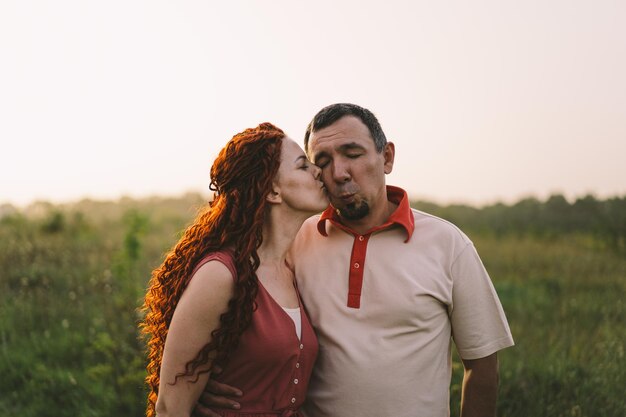 Retrato de um casal feliz, mulher e homem Um casal adulto Conceito de amor