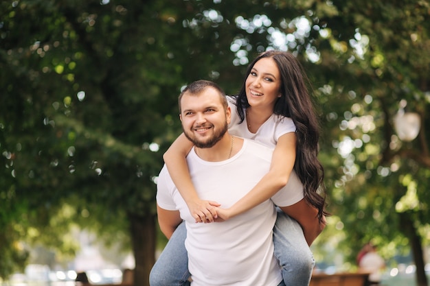 Retrato de um casal feliz na cidade