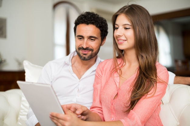 Retrato de um casal feliz usando um tablet.