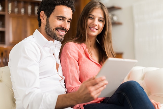 Retrato de um casal feliz usando um tablet.