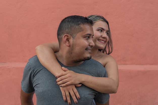 Foto retrato de um casal hispânico na rua